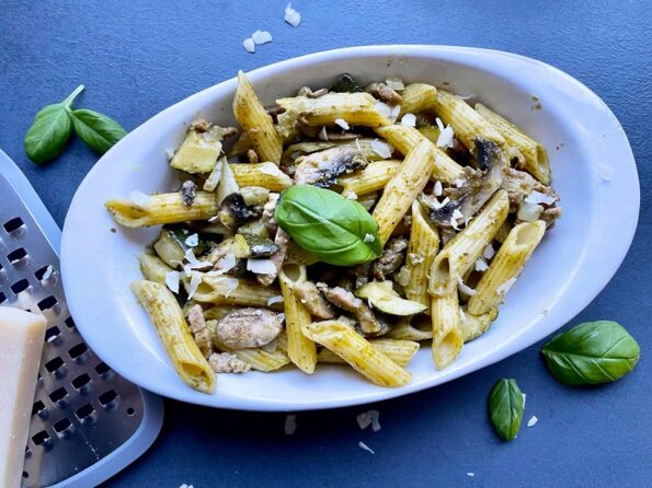 Paste pesto met courgette, champignons en spekjes