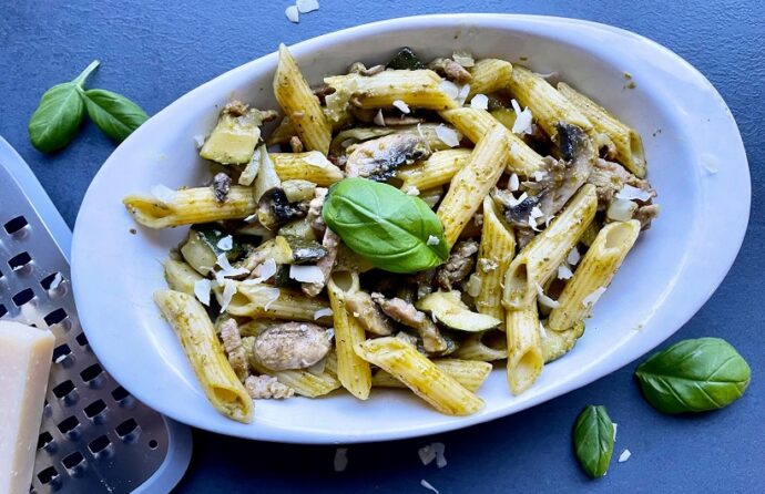Paste pesto met courgette, champignons en spekjes