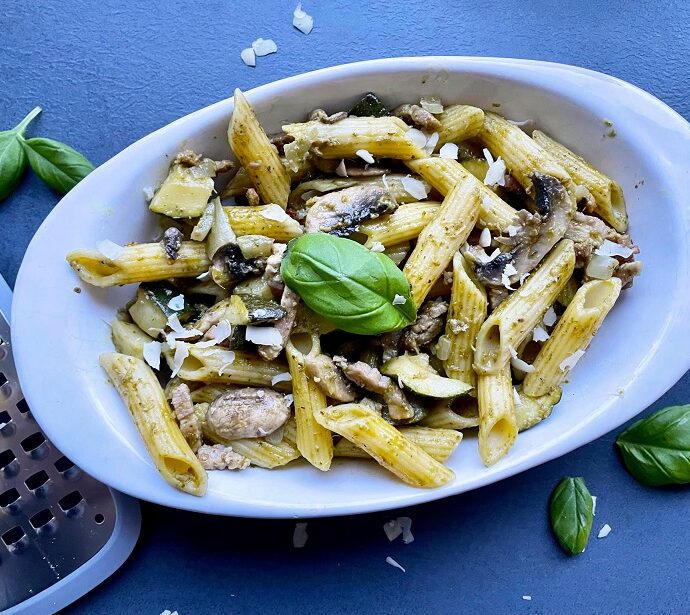 Pasta pesto met courgette, champignons en spekjes