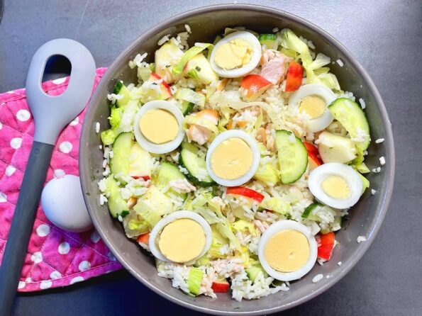 Rijstsalade met gerookte kip, appel en komkommer