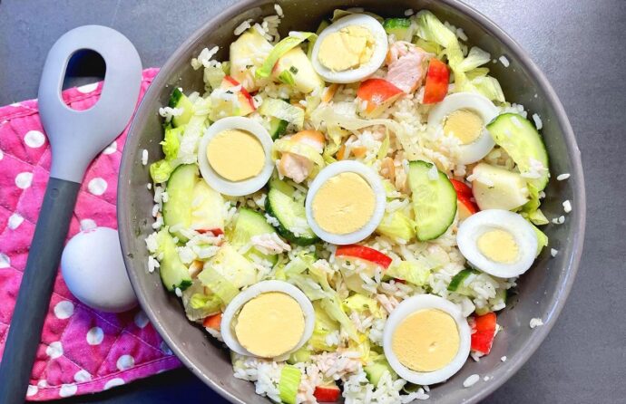 Rijstsalade met gerookte kip, appel en komkommer