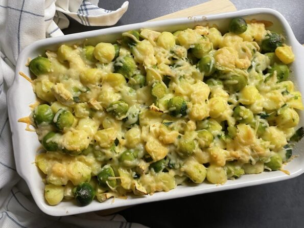 Spruitjes met krieltjes, appel en gehakt uit de oven