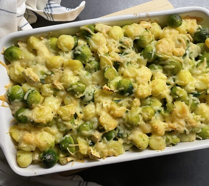 Spruitjes met krieltjes, appel en gehakt uit de oven