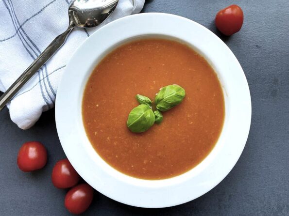 Tomaat-wortelsoep met oregano en basilicum