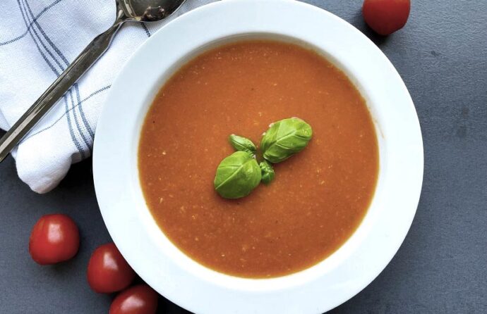 Tomaat-wortelsoep met oregano en basilicum