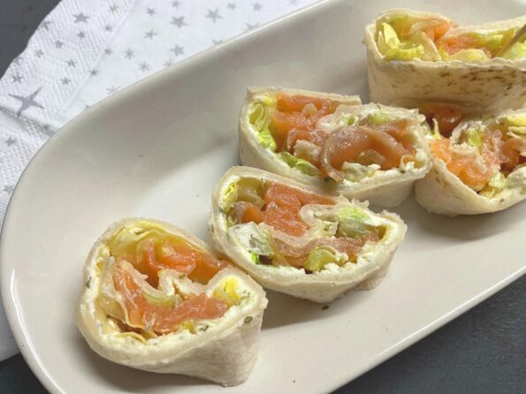 Wraprolletjes met zalm, kruidenroomkaas en ijsbergsla