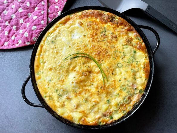 Frittata met doperwten, bosuitjes en gerookte zalm