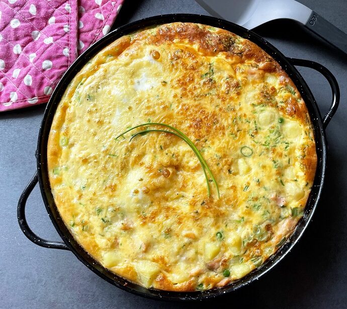 Frittata met doperwten, bosuitjes en gerookte zalm