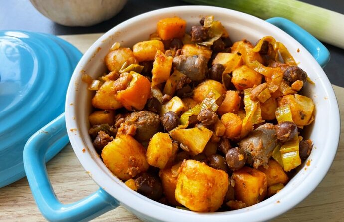 Pompoen-pastinaakschotel met kapucijners, krieltjes en worstjes