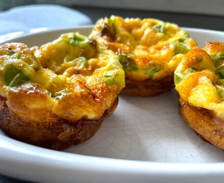 Ei muffins met gerookte zalm, bosuitjes en bieslook