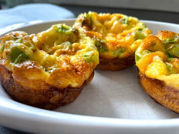 Ei muffins met gerookte zalm, bosuitjes en bieslook