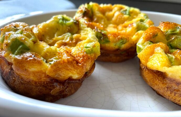 Ei muffins met gerookte zalm, bosuitjes en bieslook