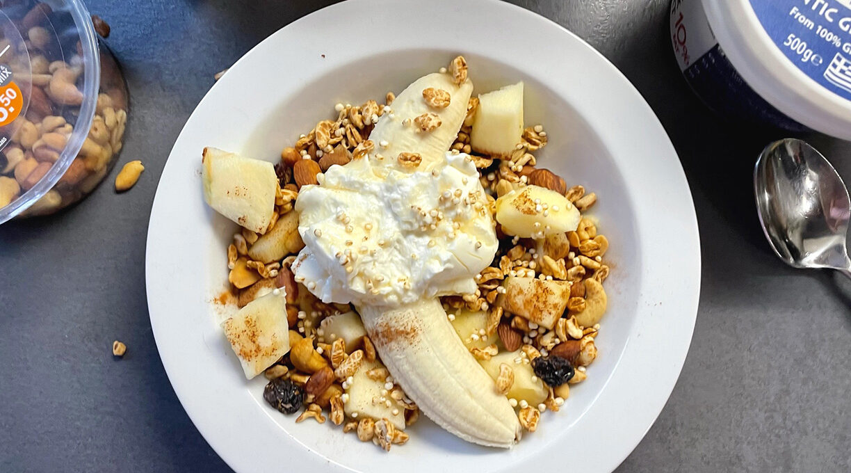 Glutenvrij ontbijtfeest met fruit en noten