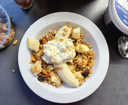Glutenvrij ontbijtfeest met fruit en noten