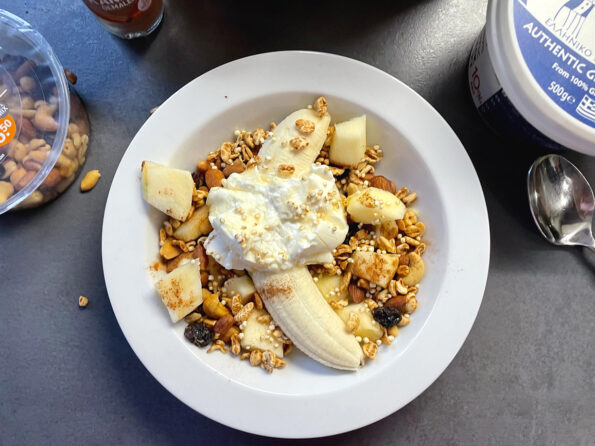 Glutenvrij ontbijtfeest met fruit en noten