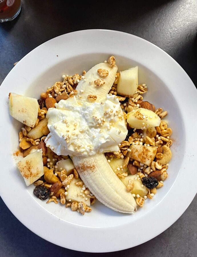 Glutenvrij ontbijtfeest met fruit en noten