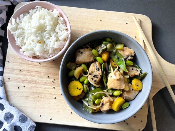 Hoisin kip met paksoi, gele wortel en sojabonen