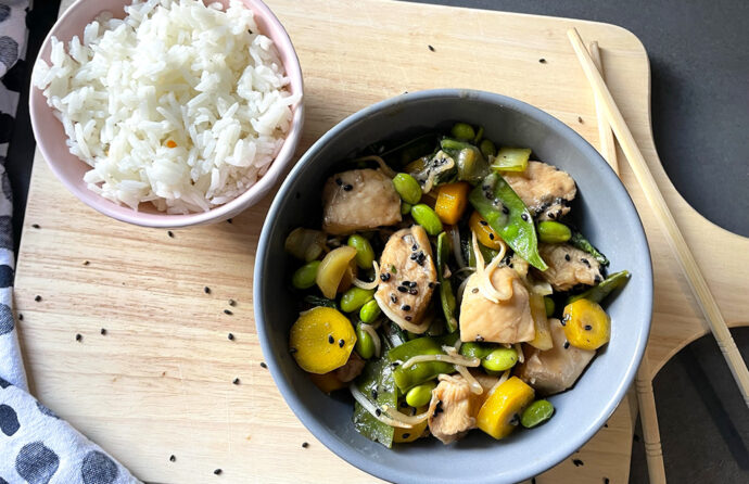 Hoisin kip met paksoi, gele wortel en sojabonen