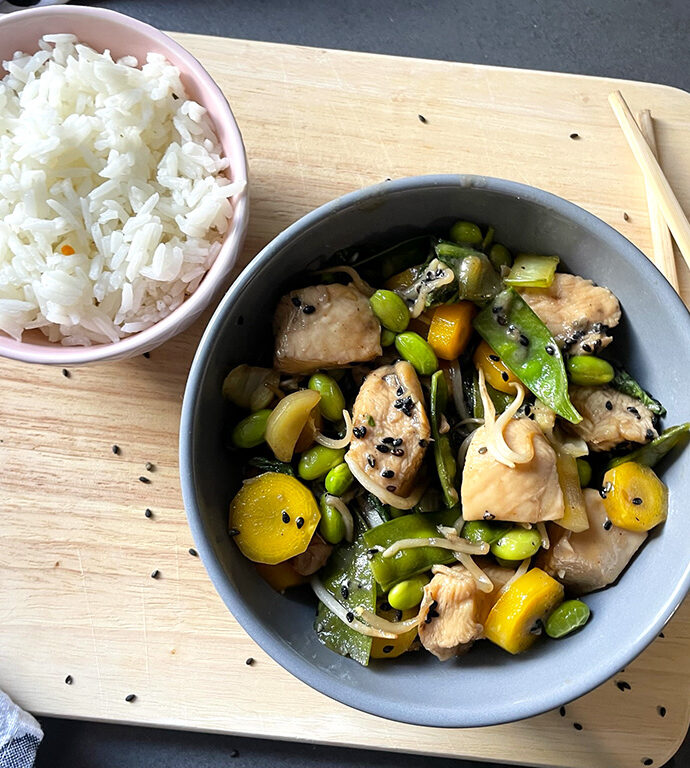 Hoisin kip met paksoi, gele wortel en sojabonen