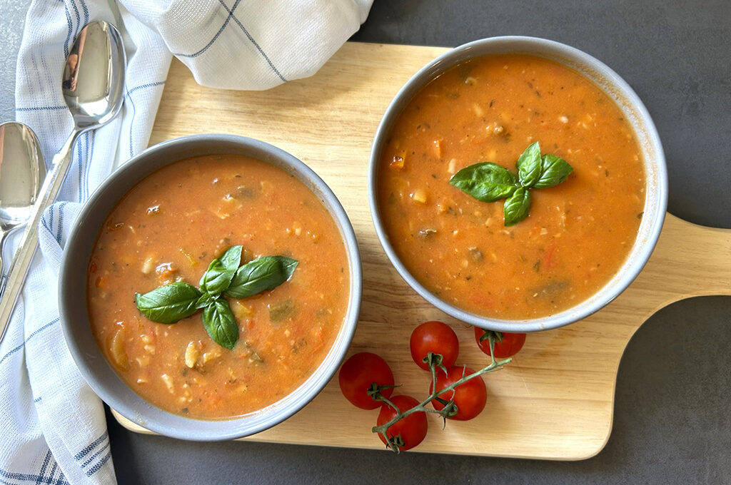 Italiaanse tomaten-groentesoep met gehaktballetjes
