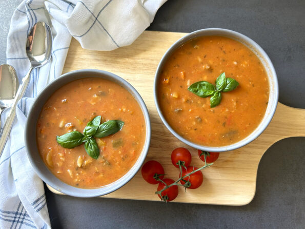 Italiaanse tomaten-groentesoep met gehaktballetjes