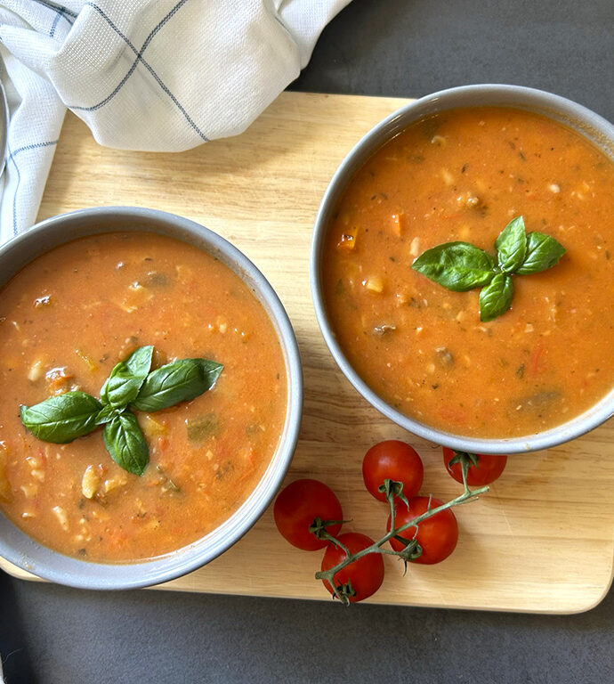 Italiaanse tomaten-groentesoep met gehaktballetjes