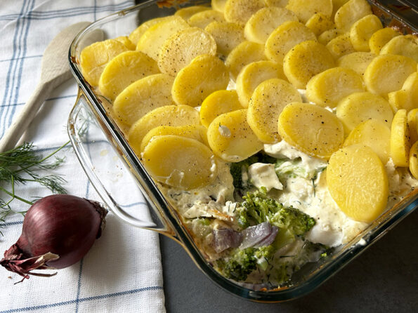 Ovenschotel met heekfilet en broccoli in dille-mosterdsaus