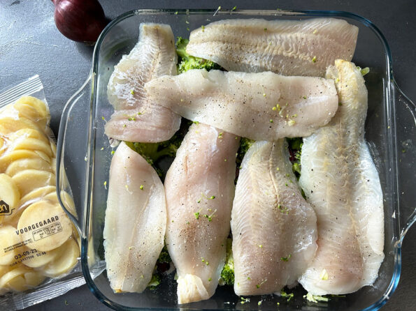 Ovenschotel met heekfilet en broccoli in dille-mosterdsaus