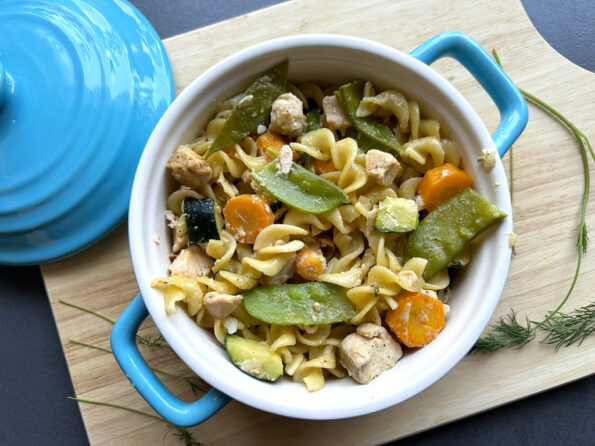 Pasta met bospeentjes, peultjes en zalm in dillesaus