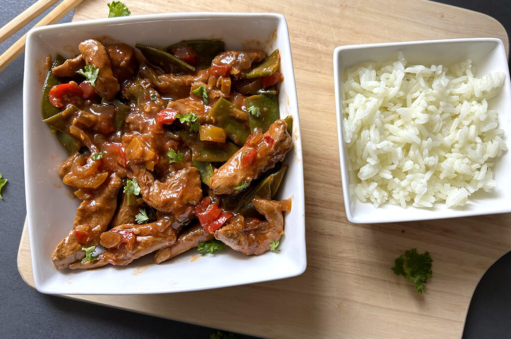 Hete kip met paprika en peultjes