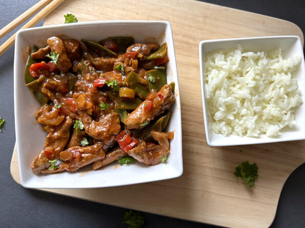 Hete kip met paprika en peultjes