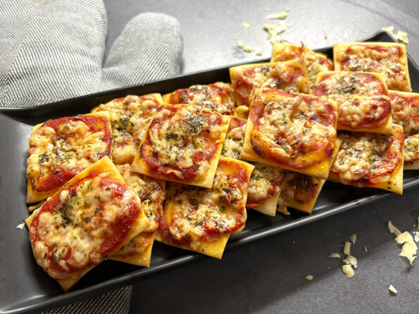 Glutenvrije bladerdeeg pizzahapjes