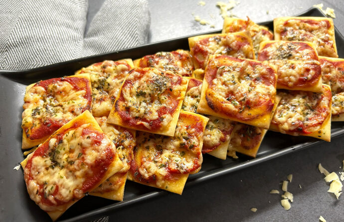Glutenvrije bladerdeeg pizzahapjes