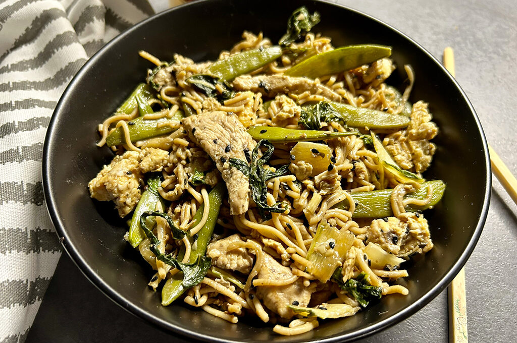 Miso ramen met kip, paksoi en sugar snaps