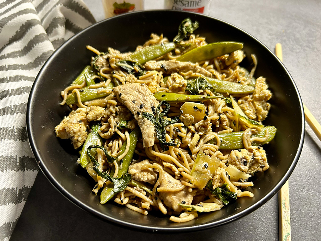 Ramen met kip, paksoi en sugar snaps