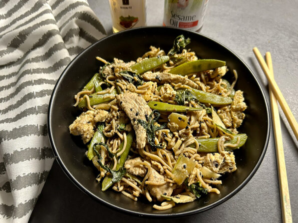 Ramen met kip, paksoi en sugar snaps