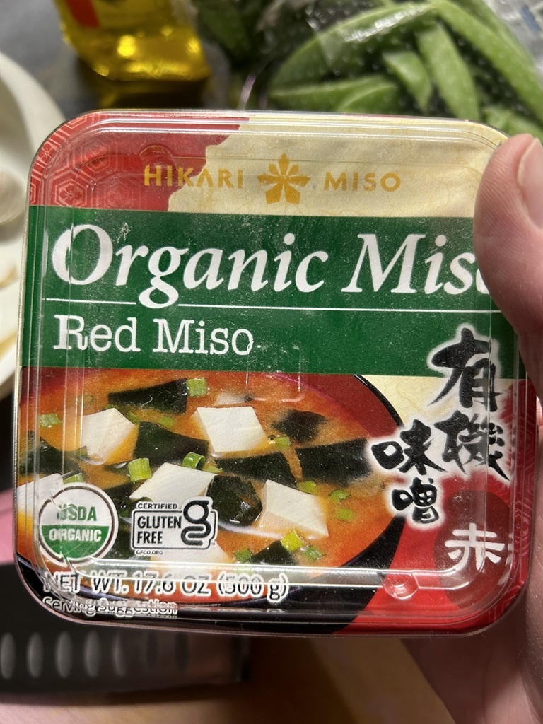 Ramen met kip, paksoi en sugar snaps