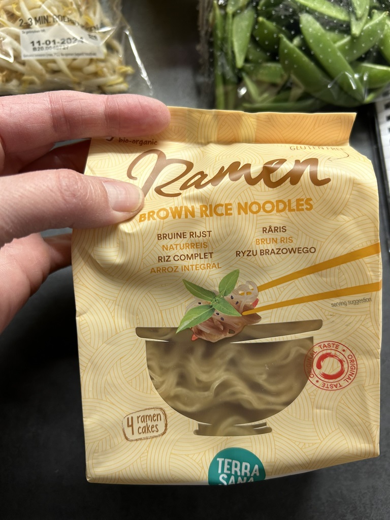 Ramen met kip, paksoi en sugar snaps