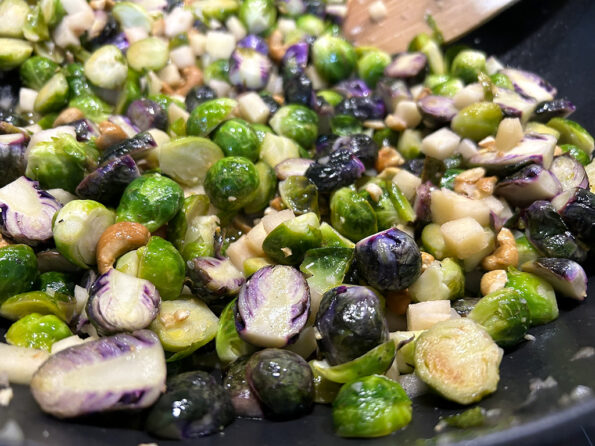 Spruitenmix met appel en cashewnoten