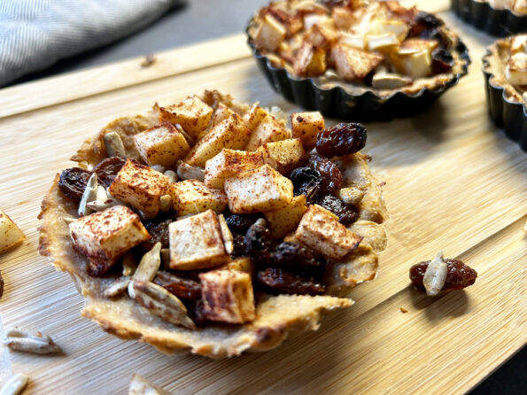 Glutenvrije ontbijttaartjes met appel en rozijnen