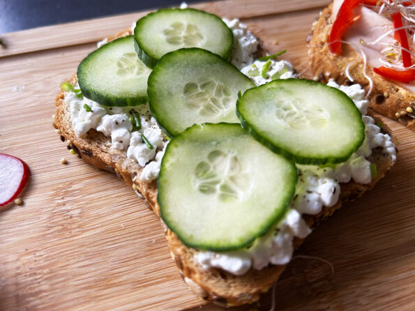 Glutenvrije open sandwich met cottage cheese, komkommer en bieslook