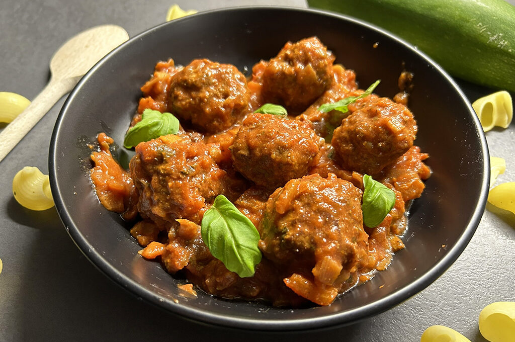 Italiaanse gehaktballetjes in tomaten-groentesaus