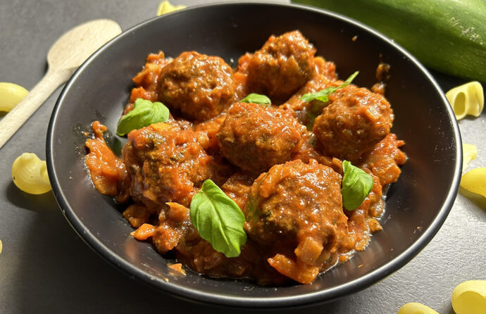 Italiaanse gehaktballetjes in tomaten-groentesaus