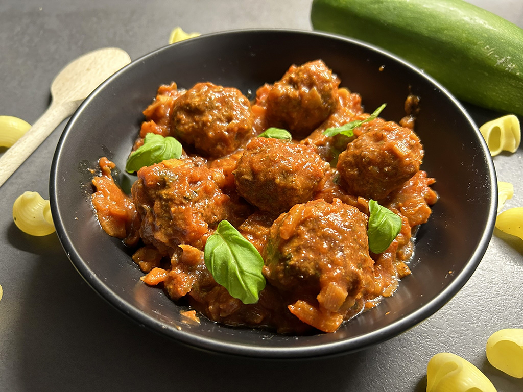 Italiaanse gehaktballetjes in tomaten-groentesaus